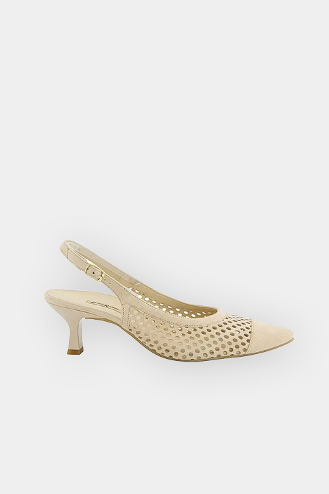 Escarpins slingbacks beiges à talons mi-hauts, côtés en maille perforée, bout pointu et bride de cheville réglable sur fond blanc.
