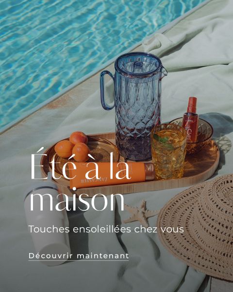 Une femme en maillot de bain à motif léopard se détend au bord d'une piscine avec de la crème solaire, des lunettes de soleil et des boissons à proximité. Le texte français fait la promotion de l'été à la maison.