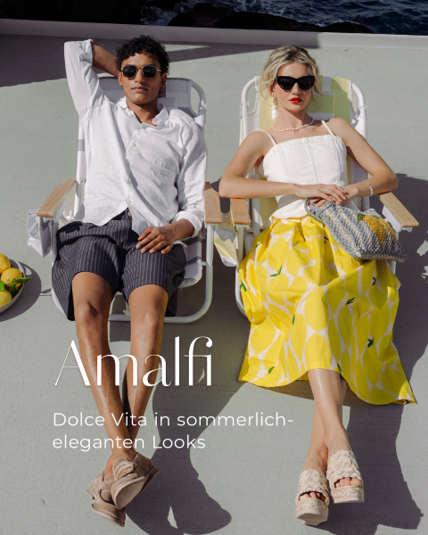 Un homme en chemise blanche et une femme en jupe jaune se détendent sur des chaises longues à l'extérieur ; tous deux portent des lunettes de soleil. Texte : "Amalfi Des looks décontractés pour des journées au bord de la mer.