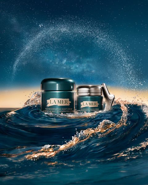 Un pot de crème hydratante La Mer flotte sur une eau bleue scintillante. Le texte est le suivant : « Régénération issue de la mer. Transformation visible. Jour après jour. » et « LA MER #LoveLaMer.