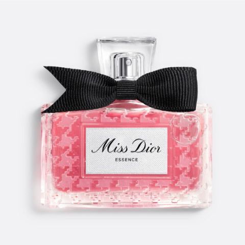 Élégant flacon de parfum doré au design incurvé et au bouchon rond et transparent sur un fond clair avec des ombres douces.