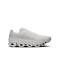 Chaussure de course blanche et sportive avec dessus en mesh, lacets et semelle distinctive et rembourrée avec plusieurs segments carrés.
