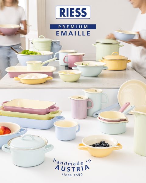Deux casseroles orange avec couvercles en verre, une cuillère en bois et un moulin à poivre sont posés sur un fond violet. À côté se trouvent un citron, des baies vertes, des bols orange empilés et des assiettes beiges. Au-dessus, on peut voir le nom de la marque "RIESS".