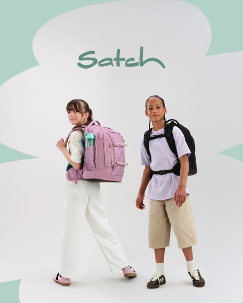 Quatre enfants avec des sacs à dos posent de manière créative dans un studio. L'un se tient sur une échelle et tient un clap de cinéma, un autre parle dans un mégaphone, deux autres sont agenouillés et assis sur des cubes colorés. Du matériel de studio est visible.