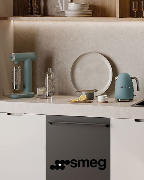 Un robot de cuisine Smeg noir avec un hachoir à viande est posé sur un comptoir de cuisine. En dessous se trouve un bol à mélanger argenté. Des noix entières et hachées sont éparpillées sur une surface en bois à proximité. Le logo Smeg est visible dans le coin inférieur droit.