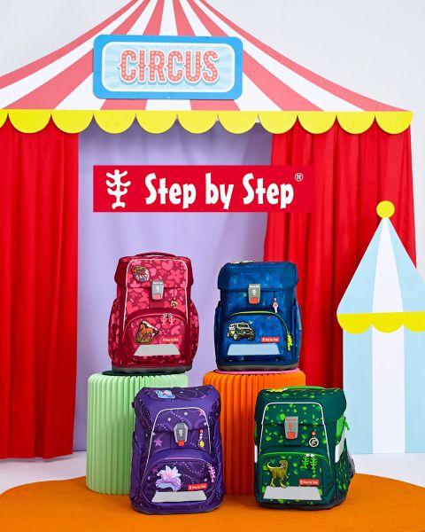 Deux enfants sont assis par terre devant une tente de jeu, chacun avec un sac à dos coloré. À gauche, on peut lire le texte "Convient toujours, c'est garanti !". À l'arrière-plan, on aperçoit des étagères avec des jouets et des décorations.