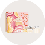 Ein Chloé-Parfüm-Geschenkset mit zwei Flakons. Ein Flakon ist mit einer Schleife um den Hals geschmückt. Die Verpackung ist farbenfroh mit abstrakten Wirbelmustern in Rosa-, Gelb- und Pfirsichtönen.