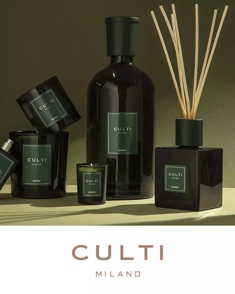Une présentation élégante des produits de parfums d'intérieur de Culti Milano, comprenant des bougies, un diffuseur avec bâtonnets et des flacons, le tout dans des récipients vert foncé, sur un fond olive avec le logo de Culti Milano en dessous.