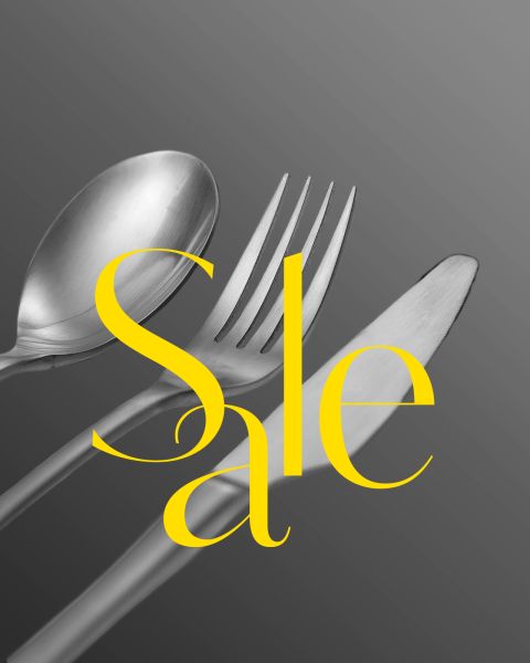 Une cuillère, une fourchette et un couteau sur fond gris avec le mot « Sale » en gros caractères jaunes par-dessus.