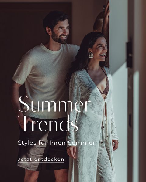 Un homme souriant et une femme souriante se tiennent ensemble dans des tenues d'été élégantes dans une porte. Le texte superposé est : « Tendances estivales. Des styles pour votre été. Découvrez maintenant. ».