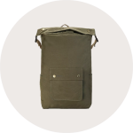 Ein khakigrüner Rucksack mit einer Vordertasche, einem Klappenverschluss und goldenen Druckknöpfen auf einem hellen, runden Hintergrund.