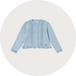 Hellblaue Strickjacke für Babys mit Rundhalsausschnitt, langen Ärmeln, Knopfleiste, Ziernähten und Rüschensaum auf einem hellen, runden Hintergrund.