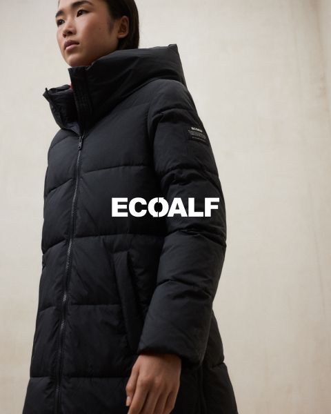 Une personne portant un manteau d'hiver noir matelassé se tient devant un fond clair et uni. Le mot "ECOALF" est clairement lisible au centre de l'image.