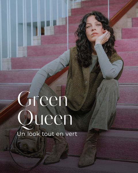Une femme vêtue de vert est assise sur un escalier recouvert de moquette rose, le visage appuyé sur sa main. Elle a les cheveux ondulés et foncés et un sac marron à côté d'elle. Le texte dit : "Reine verte. Un look tout en vert.".