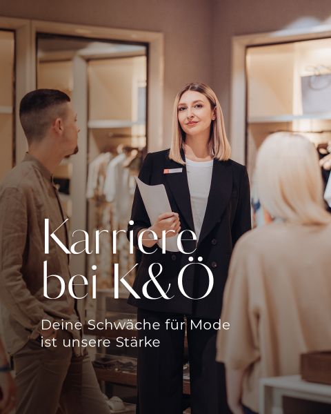 Une femme bien habillée se tient avec assurance dans un magasin de vêtements et parle à deux clients. Le texte se lit en allemand : "Carrière chez K&Ö. Votre faiblesse pour la mode est notre force."