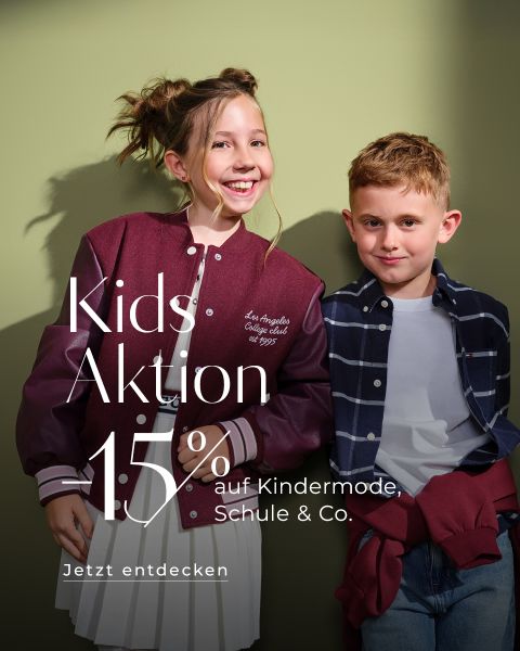 Deux enfants sourient devant un mur vert. La fille porte une veste de sport marron et le garçon une chemise à carreaux. Le texte au-dessus d'eux est : "Kids Aktion 15% sur la mode enfantine, l'école & Co. À découvrir maintenant."