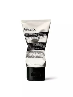 Un tube d'Aesop In Two Minds Facial Hydrator avec une étiquette blanche avec du texte noir et un bouchon à clapet noir, debout devant un fond blanc.