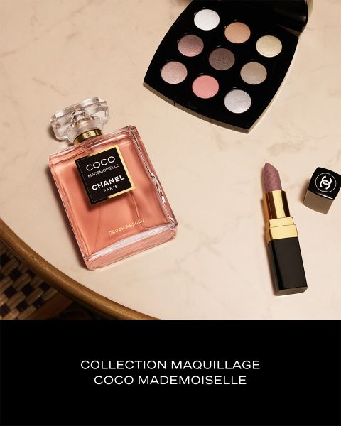 Un parfum Chanel rose, une palette de fards à paupières neutres et un rouge à lèvres mauve sur une surface en marbre. Le texte en dessous dit : « Collection Maquillage Coco Mademoiselle. »