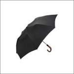 Ein schwarzer Regenschirm mit einem gebogenen Holzgriff ist vor einem schlichten weißen Hintergrund geöffnet.