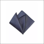 Ein ordentlich gefaltetes marineblaues Einstecktuch auf einem schlichten weißen Hintergrund.