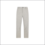 Graue, taillierte Anzughose mit geradem Bein, Bund mit Gürtelschlaufen, Knopf- und Reißverschluss auf der Vorderseite und minimalen Details auf einfarbig weißem Hintergrund.