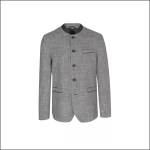 Ein grauer, strukturierter Blazer mit Mandarinkragen, vier Knöpfen, einer Brusttasche und zwei Seitentaschen auf einfarbig weißem Hintergrund.