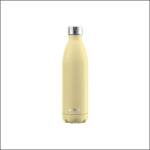 Eine beigefarbene Wasserflasche aus Edelstahl mit einem silbernen Schraubverschluss, die aufrecht vor einem schlichten weißen Hintergrund steht. Die Flasche hat ein minimalistisches Design und der Markenname "FLSK" ist in der Nähe des Bodens aufgedruckt.