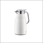 Eine moderne weiß-silberne Thermokaraffe mit Henkel und Ausgießer zum Warm- oder Kalthalten von Getränken wird vor einem schlichten weißen Hintergrund präsentiert.