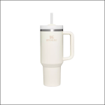 Ein weißer Stanley-Becher mit Henkel, einem silbernen Band in der Nähe des Deckels und einem Strohhalm vor einem schlichten weißen Hintergrund.