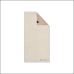 Ein ordentlich gefaltetes beigefarbenes Handtuch mit einer sichtbaren, umgeschlagenen Ecke und dem aufgestickten Wort "JOOP!" an einem Ende auf einem schlichten weißen Hintergrund.