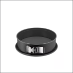 Eine schwarze runde Springform mit einem Metallverschluss an der Seite, die zum Backen von Käsekuchen und anderen delikaten Desserts verwendet wird, dargestellt auf einem weißen Hintergrund.