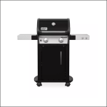 Ein schwarz-silberner Weber-Gasgrill mit zwei Bedienknöpfen, einem geschlossenen Schrank darunter und seitlichen Ablagen, fotografiert vor einem weißen Hintergrund.