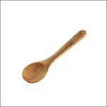 Ein Holzlöffel mit runder Schale und glattem Griff, der sichtbare Holzmaserungen aufweist, auf einem schlichten weißen Hintergrund.