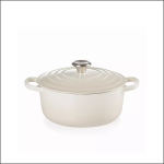 Ein cremefarbener, runder holländischer Ofen mit einem Deckel und zwei seitlichen Griffen, mit einem Metallknauf auf der Oberseite, dargestellt auf einem schlichten weißen Hintergrund.