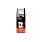 Ein Beutel Bialetti Perfetto Moka-Kaffee mit Haselnussgeschmack (Nocciola), mit der Abbildung einer Mokkakanne und Kaffeebohnen auf der Vorderseite. Der Beutel enthält 250 g Kaffee mit der Intensitätsstufe 8 auf weißem Hintergrund.
