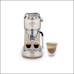 Eine silberne Espressomaschine brüht Kaffee in zwei kleine Glastassen, während eine dritte, größere Glastasse mit Cappuccino und Schaum auf der rechten Seite vor einem weißen Hintergrund steht.