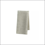 Ein hellgraues, strukturiertes Küchenhandtuch, das ordentlich gefaltet und aufrecht vor einem schlichten weißen Hintergrund steht.