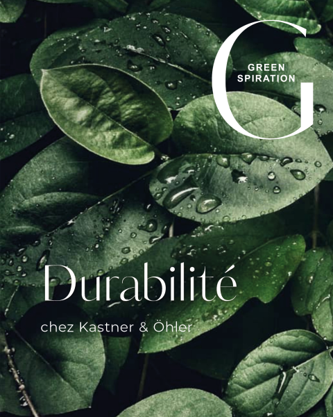 Gros plan de feuilles vertes avec des gouttes d'eau. Le texte blanc est le suivant : « GREENSPIRATION », « Durabilité » et « chez Kastner & Öhler ».