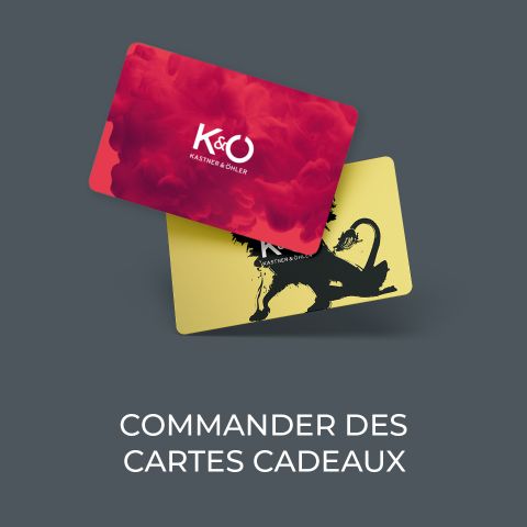 Deux cartes cadeaux se chevauchant sur un fond gris ; la carte du dessus est rouge avec le texte blanc "K&O Kastner & Öhler", la carte du dessous est jaune avec une silhouette de lion noire. Le texte en dessous est "COMMANDER DES CARTES CADEAUX".