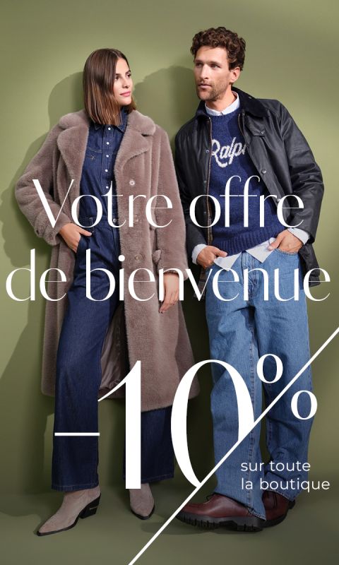 Eine Frau in einem langen Pelzmantel und ein Mann in einer Lederjacke posieren vor einem grünen Hintergrund. Der französische Text bietet einen Willkommensrabatt von 10 % auf die gesamte Boutique.