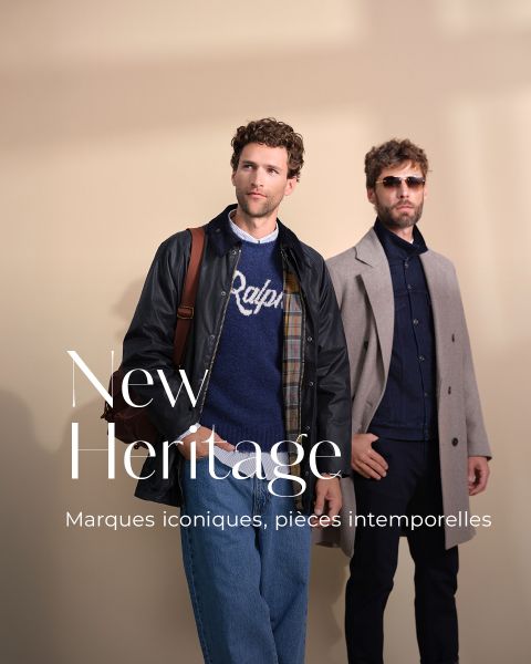 Deux hommes posent avec style ; l'un porte une veste noire, un pull bleu et un jean avec un sac marron, l'autre porte des lunettes de soleil, un manteau clair, une chemise foncée et un pantalon. Le texte est "New Heritage : Marques iconiques, pièces contemporaines".