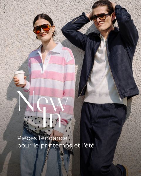 Deux personnes à la mode portant des lunettes de soleil posent contre un mur ; l'une porte un haut à rayures roses, l'autre une veste sombre. Le texte fait la promotion de la mode printemps-été.
