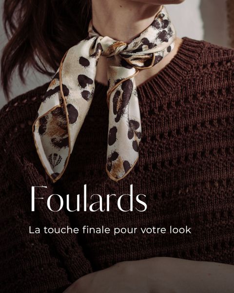 Eine Frau trägt einen braunen Strickpullover und einen cremefarbenen Schal mit Leopardenmuster, der um ihren Hals gebunden ist. Text: "Foulards. La touche finale pour votre look.