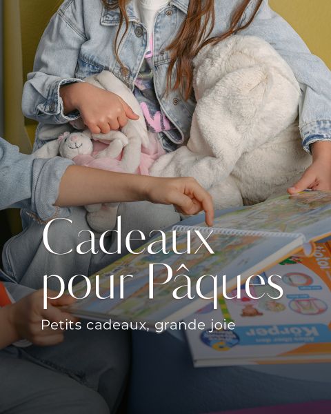 Deux enfants sont assis ensemble, l'un tient un lapin en peluche, tandis que l'autre lit un livre. Le texte est le suivant : "Cadeaux pour Pâques, Petits cadeaux, grande joie."