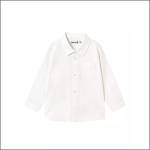 Ein schlichtes, weißes, langärmeliges Button-up-Hemd für Kinder mit spitzem Kragen und einer einzigen Brusttasche auf weißem Hintergrund.