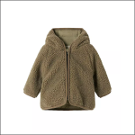 Eine braune Sherpa-Fleecejacke mit Kapuze für Kinder, dargestellt auf weißem Hintergrund. Die Jacke hat lange Ärmel und ein kuscheliges, strukturiertes Aussehen mit einer einfachen Frontöffnung.