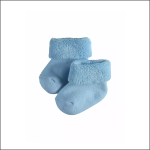 Ein Paar weiche, hellblaue Babysocken mit gefalteten Bündchen sind nebeneinander auf einem einfarbig weißen Hintergrund platziert.