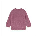 Mauvefarbener Strickpullover mit langen Ärmeln, strukturiertem Muster und gestickten Blumenmustern in der unteren Hälfte.