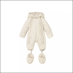 Ein cremefarbener Baby-Schneeanzug mit Kapuze, langen Ärmeln, angebrachten Fäustlingen und abnehmbaren Füßlingen, dargestellt auf einem einfarbig weißen Hintergrund.