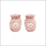 Ein Paar rosa gestrickte Babyschuhe mit einem niedlichen Bärengesicht, das auf die Vorderseite jedes Schuhs gestickt ist, auf einem weißen Hintergrund.